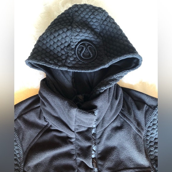 Lululemon Miracle Jacket in Black - Picture 3 of 8